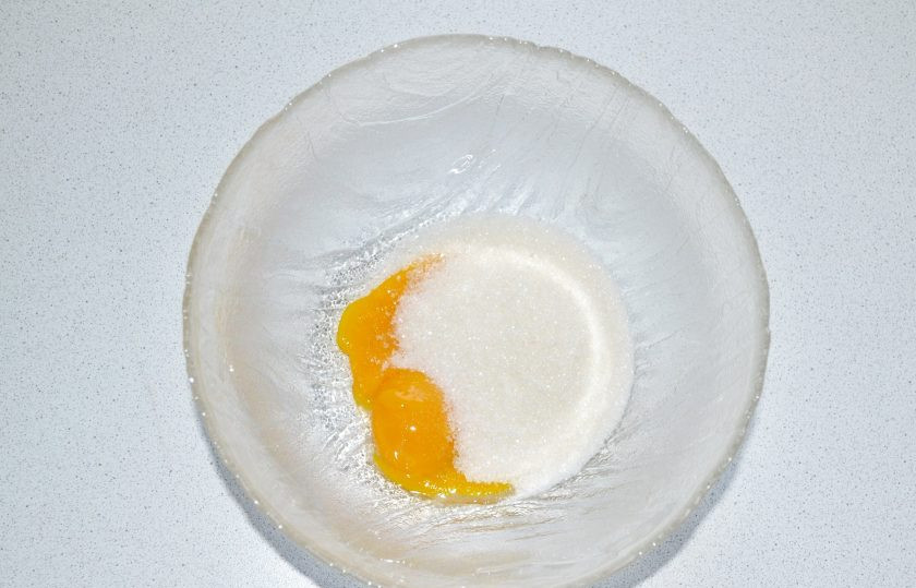 1. Этап. Нежное печенье: Желтки соедините с сахаром и разотрите.