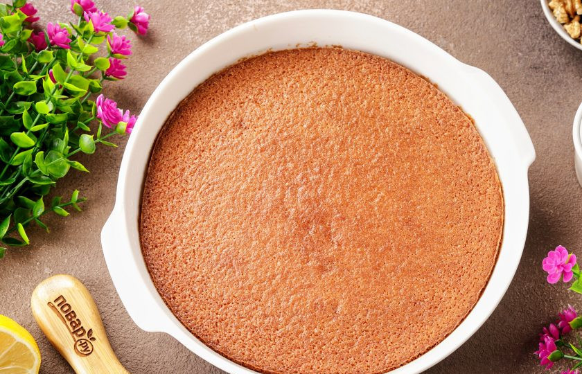 1. Этап. Пирог Равани: Готовый пирог достаньте из духовки.