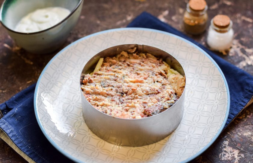 1. Этап. Мимоза с консервой: Консервы разомните вилкой и выложите поверх сыра.