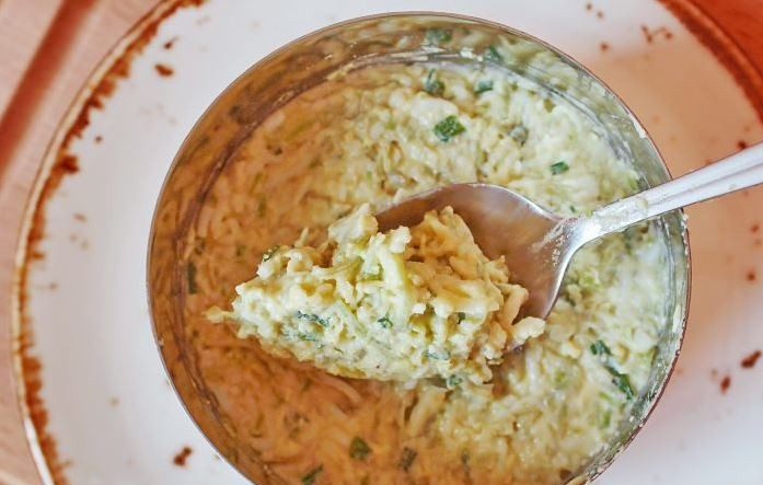 1. Этап. Салат с копченой колбасой и сыром: Тщательно перемешайте все ингредиенты. Выложите на блюдо кулинарное кольцо, положите в него салат, придавливая его ложкой.