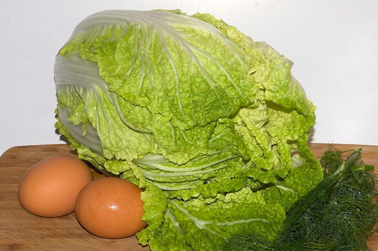 1. Этап. Салат с пекинской капустой и яйцами: 1. Промойте зелень и капусту. Сварите яйца вкрутую.