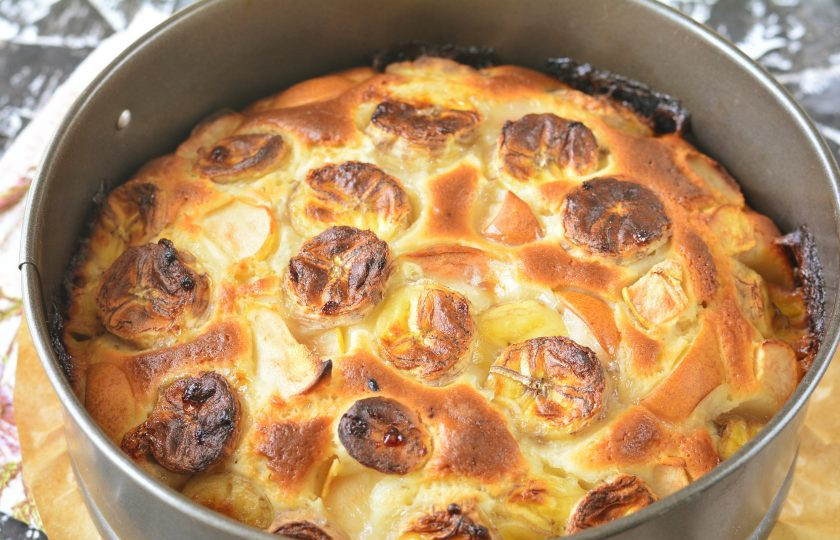 1. Этап. Бананово-грушевый пирог: Выпекайте пирог в разогретой духовке 35 минут при температуре 180 градусов. Пирог будет румяным.