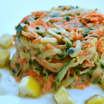 Салат из огурца и моркови