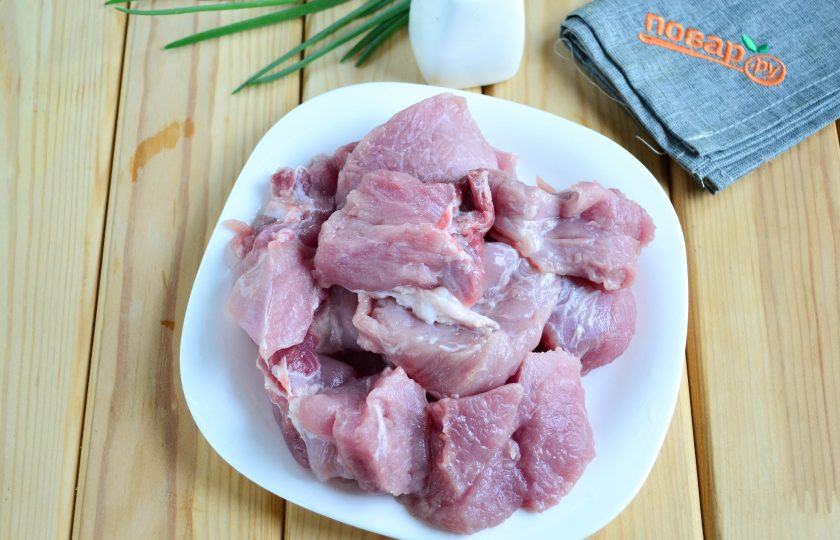 1. Этап. Шашлык из свиной лопатки: Свинину порежьте на небольшие куски. Лопатку я предпочитаю резать не слишком крупно, так мясо качественнее промаринуется и быстрее прожарится.