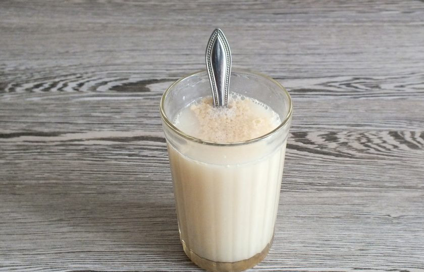 1. Этап. Хлеб Гурман: В теплой воде смешайте дрожжи и 1 ч.л. сахара из общего количества. Оставьте на 15 минут.