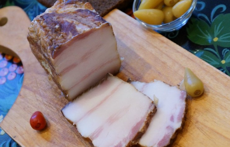 1. Этап. Молодая картошка, запеченная в духовке с салом: Сало тонко нарезаем, удаляем с него шкурку. Зелень измельчаем. На каждую половинку капаем оливковое масло, кладем зелень и по ломтику сала.