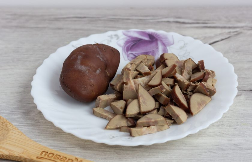 1. Этап. Почки по-русски: Готовые вареные почки тоже нарежьте и добавьте в сковороду к овощам. Обжарьте 2-3 минуты.