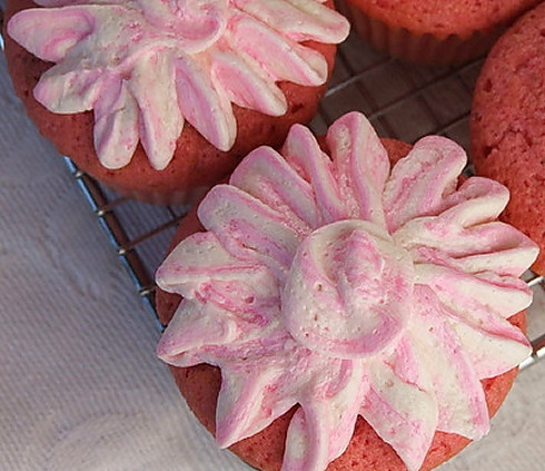 1. Этап. Клубничные капкейки: 5. Слегка остывшие капкейки украсьте кремом.