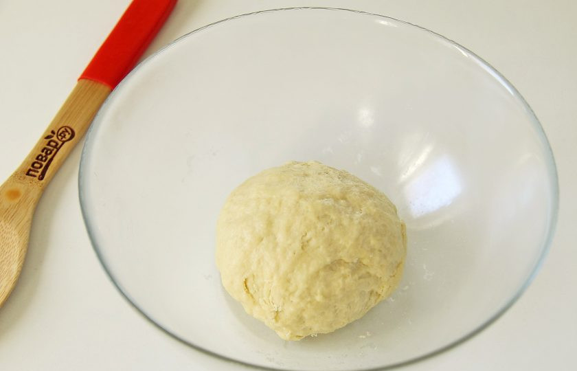 1. Этап. Мясной пай: Замесите мягкое тесто, соберите его в шар, заверните в пленку и уберите в холодильник на 30 минут.