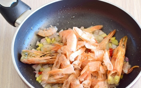 1. Этап. Асам Лакса: В сковородку к овощам выложите панцыри и головы . Добавьте воду. Готовьте на среднем огне для получения очень насыщенного рыбного бульона, 15 минут.