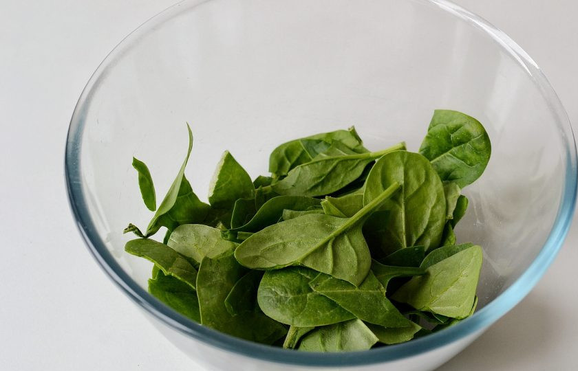 1. Этап. Салат из нута и свеклы: Шпинат помойте, обсушите. При необходимости порвите на кусочки руками.