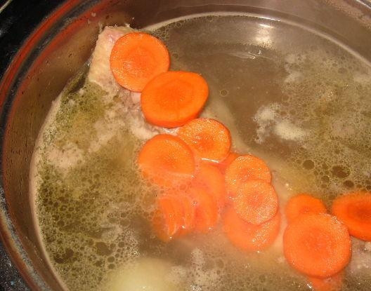 1. Этап. Хаш из курицы: После этого добавьте очищенную морковь. Можете её положить целой или нарезать. Варите суп ещё 20 минут. Не забывайте снимать пену.