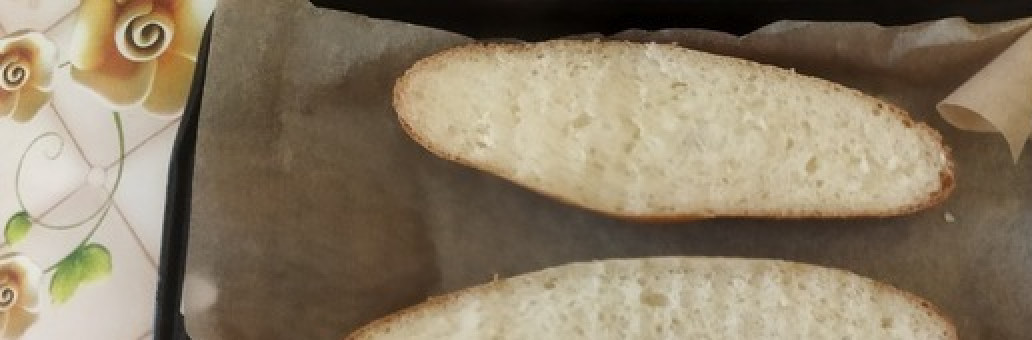 1. Этап. Горячие будерброды на половинках минибагета: Разрезаем минибагеты вдоль, и выкладывем их на пергамент для выпечки, чтобы получилось как на картинке.