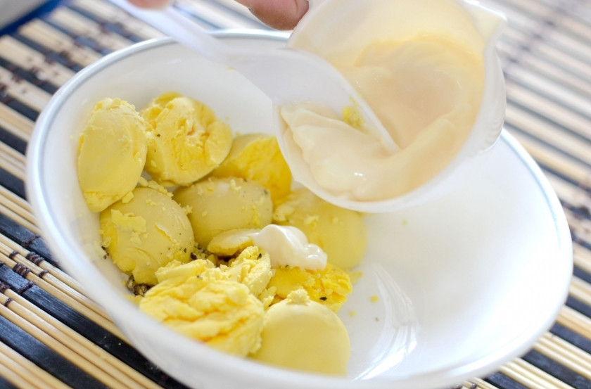 1. Этап. Цветочки из яиц: Отделите желтки от белков. Желтки положите в глубокую чашку, смешайте с горчицей, белым уксусом, майонезом, солью и специями по вкусу. Без чили перца.