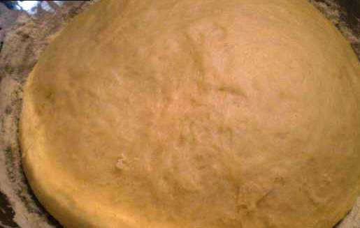 1. Этап. Рулет со смородиной: Добавьте муку, замесите тесто и оставьте на 1,5 часа подняться. Затем раскатайте в квадрат.