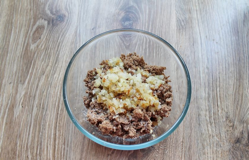 1. Этап. Зразы с ливером: В прокрученный ливер добавьте обжаренный лук, посолите, поперчите и все перемешайте.