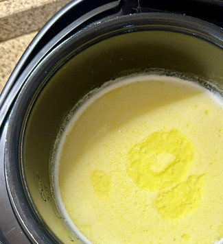 1. Этап. Манная каша без комочков. В мультиварке: Залил я молоко в чашу мультиварки и в режиме «мультиповар» (или «тущение» использовать можно…, в общем в любом, который быстрее нагревает), выставив максимальную температуру, нагрел молоко. До предзакипания. Как первые бульки появятся, значит пора! Выложил в молоко половину масла и, помешивая, дождался пока масло в молоке разойдётся. Еще раз замечу. Допускать кипения молока не надо. Если только будет пытаться забурлить, уменьшите температуру.