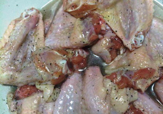 1. Этап. Крылышки в коптильне: Подготовьте маринад – смешайте измельченный чеснок, специи по вкусу, лимонный сок, соль и воду. В получившийся рассол поместите крылышки и оставьте на 30-40 минут.