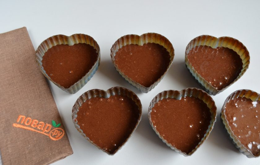 1. Этап. Пирожное Черный лес: 6. Готовое тесто разложите по формочкам. От величины формочек зависит количество. У меня формочки большие, поэтому 6 штук, если у вас маленькие, то можно получить до 20 пирожных. Главное, чтобы формочки были с выемками по центру. Выпекайте пирожные по 10-20 минут, опять же в зависимости от размера формочек.