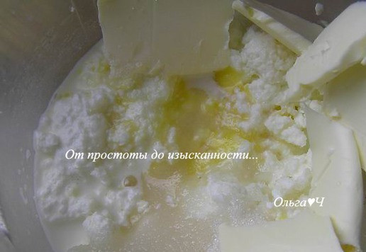 1. Этап. Творожные панкейки с кокосовой стружкой: Яйцо разделите на бело и желток. Творог соедините с сахаром, ванилином, размягченным сливочным маслом, молоком и желтком.