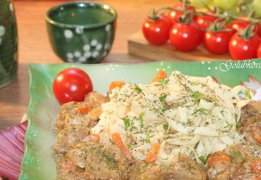 1. Этап. Поджарка с подливкой и лапшой: Подавайте поджарку с гарниром, посыпав измельченной зеленью. -- ХОЗЯЙКЕ НА ЗАМЕТКУ Точно так же можно приготовить поджарку из курицы, индейки, телятины или говядины. Последнюю придется потомить в подливке чуть дольше, чтобы мясо стало мягким.