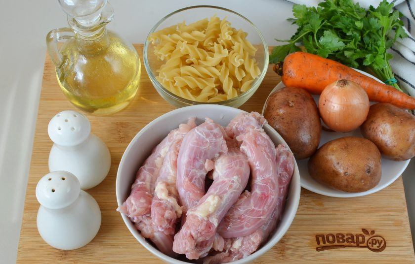 1. Этап. Суп из куриных шеек: Подготовьте ингредиенты для супа. Подсолнечное масло не нужно, оно просто всегда у меня стоит на столе.