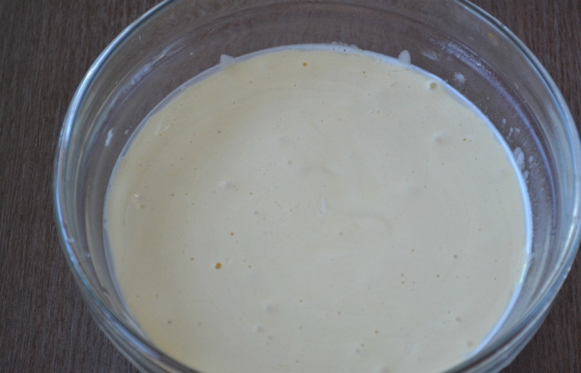 1. Этап. Печенье из бисквитного теста: Добавьте муку с разрыхлителем, слегка взбейте. Сливочное масло порежьте кубиками, добавьте в молоко и подогрейте до температуры около 80 градусов. Вылейте эту массу в бисквитное тесто и взбейте до однородности. Готовое бисквитное тесто с молоком будет средней густоты.