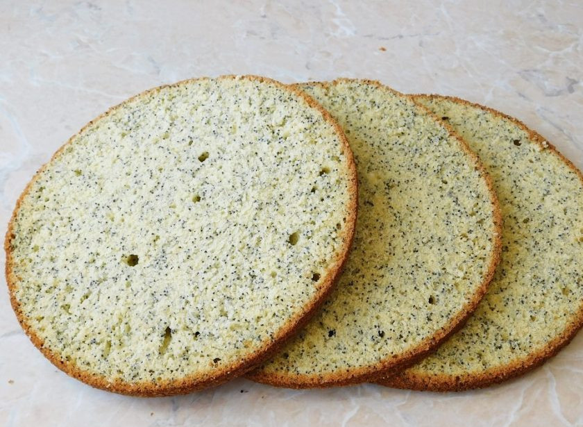 1. Этап. Торт для свекрови: Готовый бисквит остудите и разрежьте на 2-3 коржа.