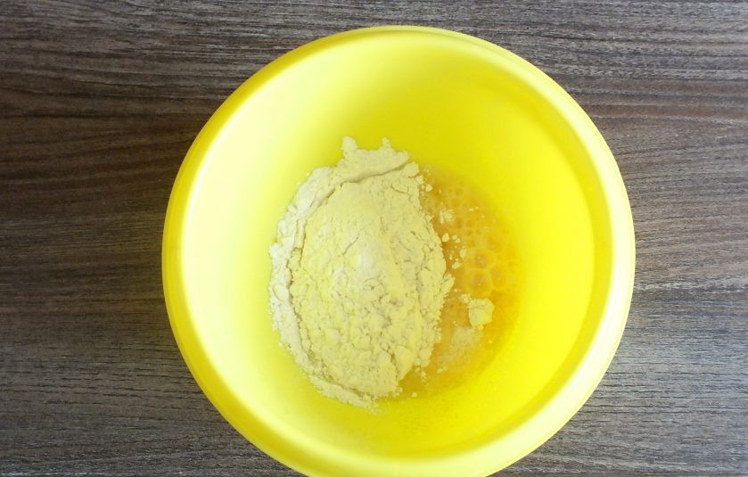 1. Этап. Суп из утки в мультиварке: Пока варится бульон, сделайте тесто для лапши. В чаше смешайте яйцо с щепоткой соли и мукой.