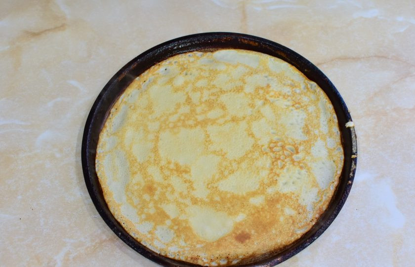 1. Этап. Блины на молоке с кипятком: Готовьте блины с двух сторон до золотистого цвета.