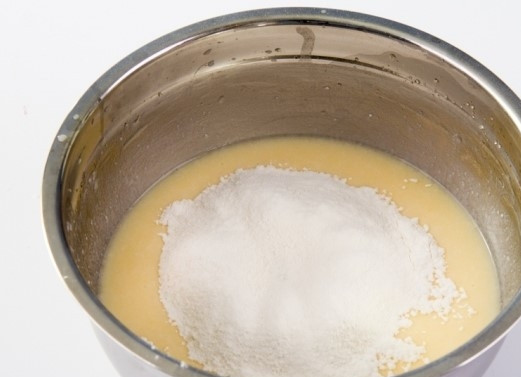 1. Этап. Пышные оладьи на кислом молоке без дрожжей: 5. Муку добавляйте постепенно, постоянно помешивая, старайтесь не допускать образования комочков. При необходимости, если тесто получилось недостаточно жидким, прибавьте молока. Насыпьте разрыхлителя или добавьте соды.