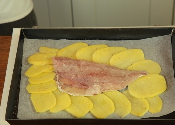1. Этап. Филе рыбы с картошкой: Картофель нарезаем на тонкие ломтики и выкладываем вокруг рыбы.