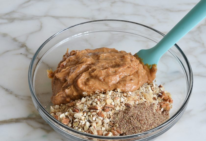 1. Этап. Шарики из овсянки и орехов: 4. Затем все ингредиенты тщательно перемешайте.