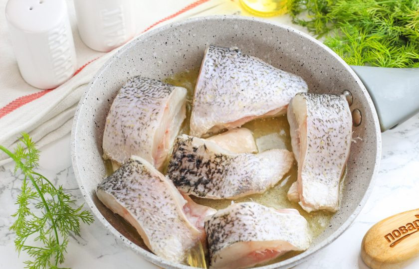 1. Этап. Сливочная щука: Прогрейте в сковороде растительное масло и обжарьте в нем кусочки рыбы по 3-5 минут с каждой стороны.