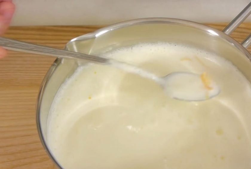 1. Этап. Апельсиновая панна котта: 2. Накройте крышкой и поставьте в холодильник. Сливки соедините с апельсиновой цедрой и сахаром. Поставьте кастрюлю на огонь и доведите до кипения.