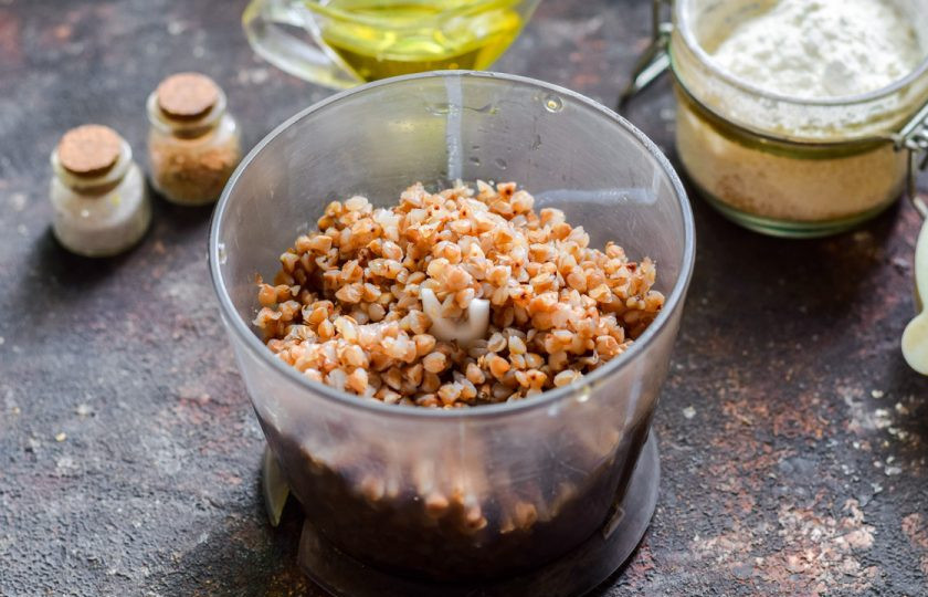 1. Этап. Гречневые котлеты с сыром: Вареную гречку переложите в чашу блендера.