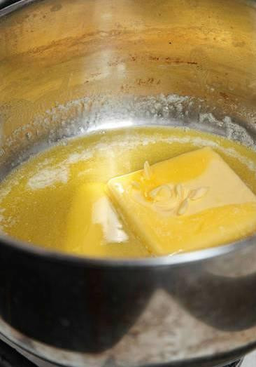 1. Этап. Халава: Кастрюлю ставим на небольшой огонь и растапливаем в ней сливочное масло.