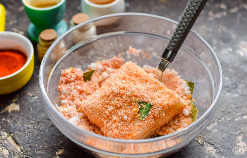 1. Этап. Сало соленое в фольге: Обваляйте каждый кусок сала в полученной смеси.