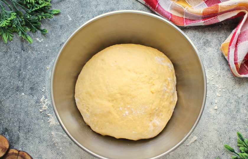 1. Этап. Морковное тесто: Просейте в миску муку и замесите мягкое, не липкое тесто. Вымешивайте тесто не менее 10 минут, до гладкости.