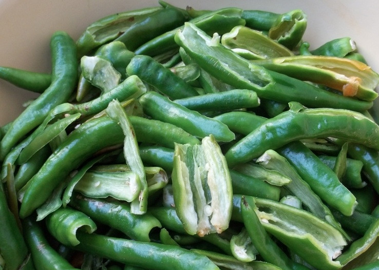 1. Этап. Зеленая аджика: Зеленые перцы положить в газету и оставить на ночь, чтобы подсохли. На следующий день аккуратно, надев перчатки, очистить зеленые перцы от семян.