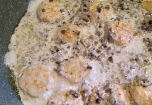 1. Этап. Фрикадельки в грибном соусе: Залить соусом. Тушить под крышкой на небольшом огне 30 минут.