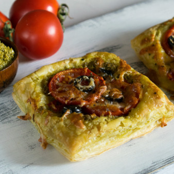 Тарты с помидорами и печеными перцами