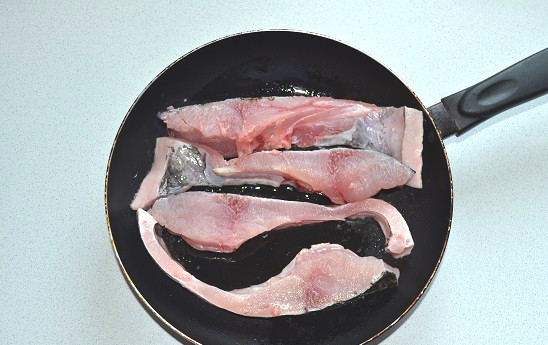 1. Этап. Толстолобик в томатном соусе: На сковороде разогрейте немного растительного масла и выложите рыбу. Обжарьте на среднем огне с двух сторон до легкой корочки. Переложите рыбку в жаропрочную форму.