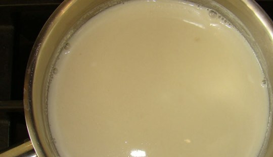 1. Этап. Творожный торт с желе и фруктами: Когда желатин набухнет, добавляем в него оставшееся молоко. Подогреваем смесь на небольшом огне до полного растворения желатина. Помешиваем, не дайте смеси закипеть. Отставляем в сторонку, пусть остывает.