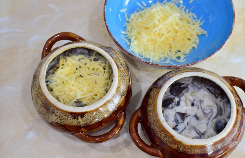 1. Этап. Печень в горшочках по-русски: Посыпьте все тертым сыром.