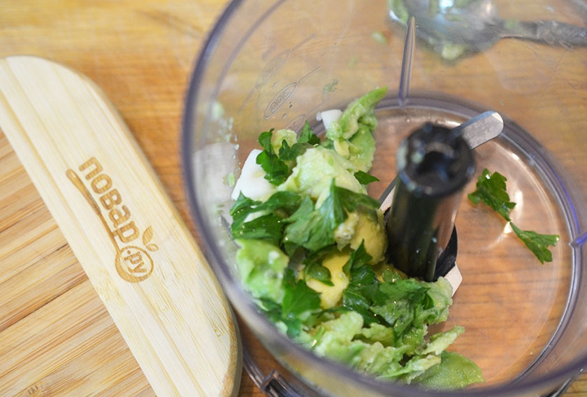 1. Этап. Фаршированные пончики на завтрак: В чашу блендера сложить мякоть авокадо, базилик, йогурт, лимонный сок, чеснок