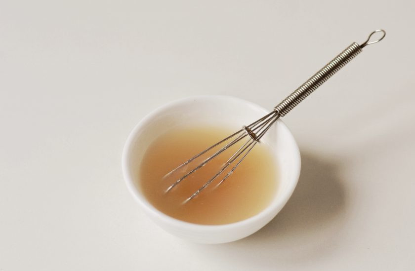 1. Этап. Кофейная панна котта: Желатин замочите в небольшом количестве воды, затем влейте в ковшик. Размешайте. Проварите 1 минуту.