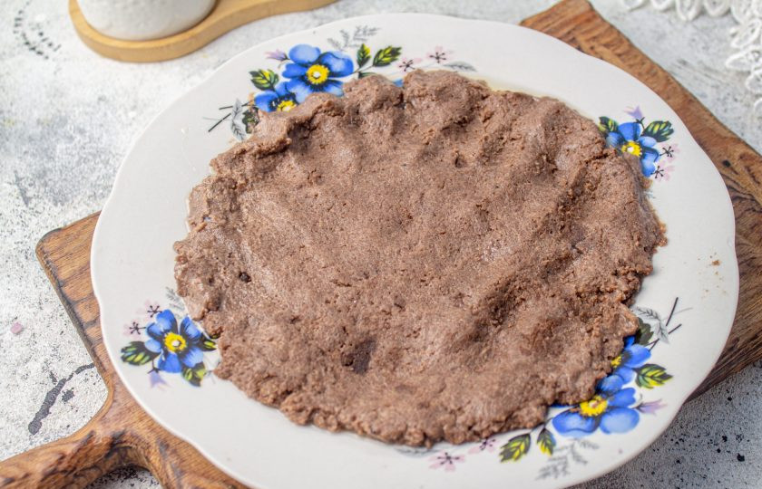 1. Этап. Льняная лепёшка без пшеничной муки в микроволновке: Выложите тесто и разровняйте его руками (можно руки слегка смочить водой). Поставьте лепешку в микроволновку на 3-3,5 минуты при мощности 850 Вт.