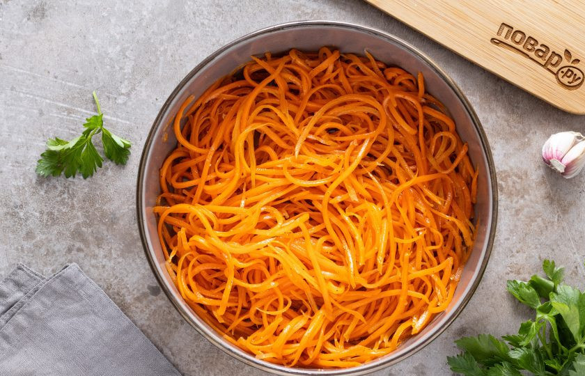 1. Этап. Морковь по-корейски Ча: Добавьте уксус, все перемешайте. Накройте миску пленкой, уберите в холодильник на 3-5 часов, а лучше на ночь.