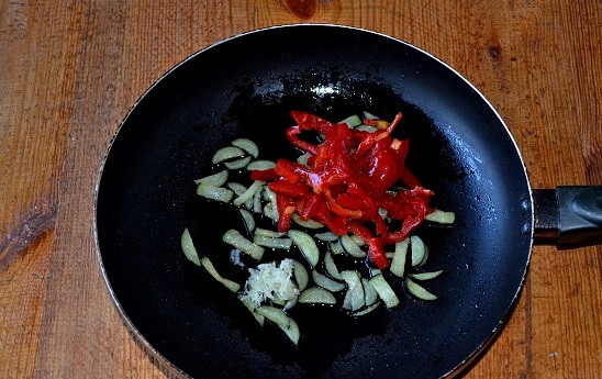 1. Этап. Салат с фунчозой и баклажанами: И сладкий перец.